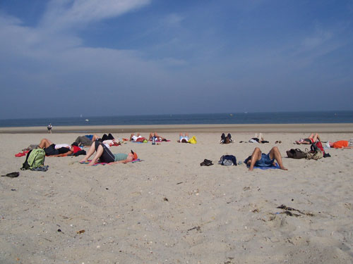 Entspannungsübung am Strand. Wirbelsäulengymnastik