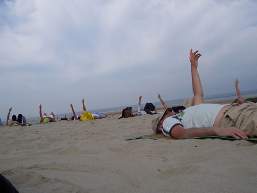 Entspannungsübung am Strand. Schulter-Übung